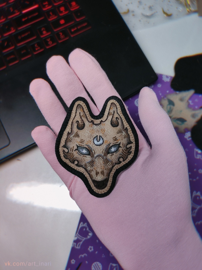 Интересный экспериментальный заказ с логотипом-лисой заказчицы. Брошь/значок.