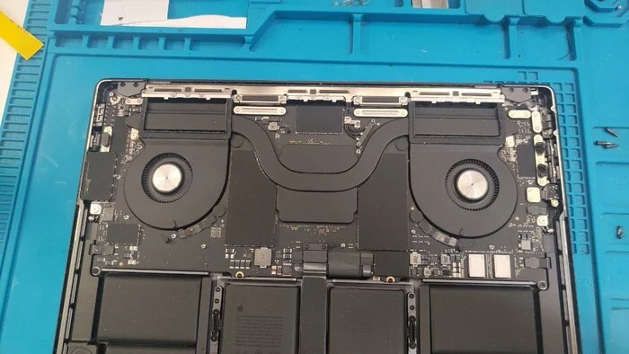 After opening the evil MacBook looks at the repairman like he's shit - Macbook, Service, Repair, It seemed, Pareidolia, Telegram (link)