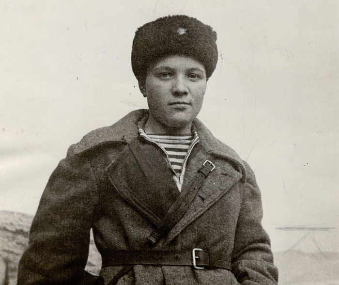 Сержант Нина Онилов, командир пулеметного расчета 54-го стрелкового полка 25-й стрелковой дивизии имени Чапаева Приморской армии, Севастополь, 1942 год / Фотограф Б. Эйберга