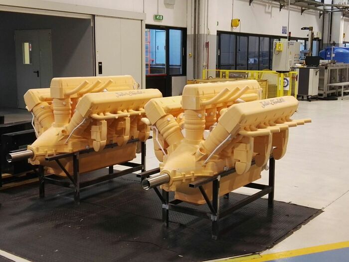 Пара макетов двигателей Isotta Franschetti L.840, напечатанных на 3D-принтере, в процессе сборки. (изображение предоставлено Исторической группой Савойи Маркетти)