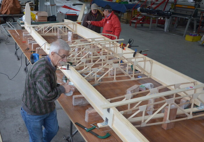 Строится секция крыла. (изображение предоставлено Исторической ассоциацией Савойи Маркетти)