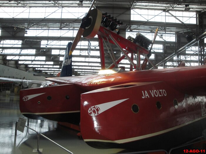 Последний сохранившийся Savoia Marchetti S.55 в ныне закрытом музее ТАМ в Бразилии. Будет великолепно увидеть копию S.55X в Италии, когда она наконец будет закончена… возможно, однажды к ней присоединится и этот оригинал. (изображение из Википедии)