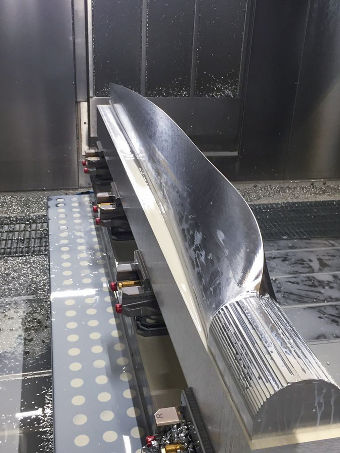 Одна из лопастей винта S.55X в процессе обработки. Он был отфрезерован из цельной алюминиевой заготовки. (изображение предоставлено Филиппо Меани)