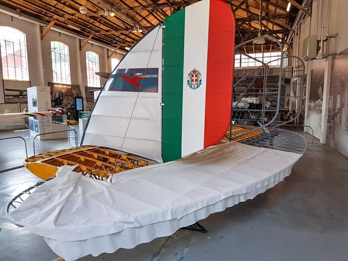 Оперение S.55X. Руль высоты обшивается тканью. Один из трех вертикальных килей и рулей направления уже готов. (изображение предоставлено Филиппо Меани).