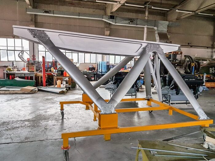 Массивная моторама S.55X. Эта конструкция удерживала каждую из двух силовых установок над фюзеляжем, причем один двигатель был направлен вперед, а другой – назад. Также можно увидеть два макета двигателей на заднем плане. (фото предоставлено Филиппо Меани)