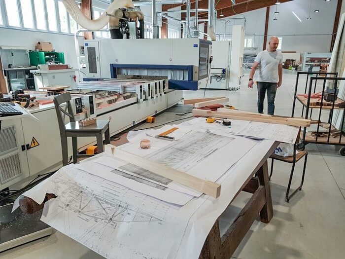 Производственный цех с одним из станков с ЧПУ в мае 2019 года. (изображение предоставлено Филиппо Меани)