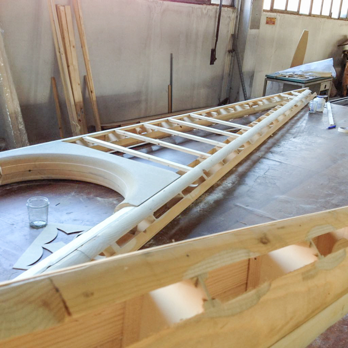 Деревянные элементы собираются вместе для одной из массивных хвостовых балок. (изображение предоставлено Филиппо Меани)