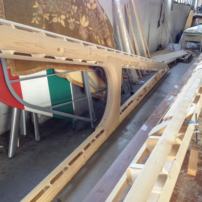 Еще одна массивная конструкция фюзеляжа и хвостовой балки во время постройки. (изображение предоставлено Филиппо Меани)