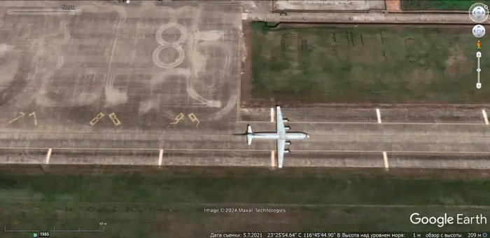 Спутниковый снимок Google Earth: самолёт Y-8Q на ВПП аэродрома Шаньтоу