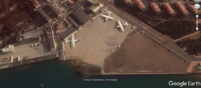 Спутниковый снимок Google Earth: гидросамолёты SH-5 на береговой стоянке в Циндао