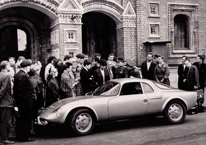 Первый космонавт рядом с Matra Jet: фото сделано у французского консульства в Москве