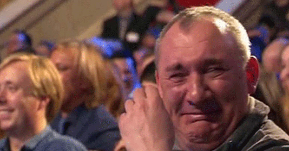 Я плачу он смеется. Цитаты после которых хочется плакать. Ребенок плачет. Ищите своего человека. Я плачу он смеется.