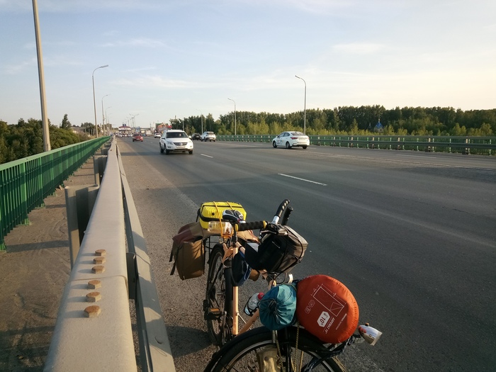 Вид с моста. Кстати стоя на нём чувствуешь как он прилично так вибрирует и колышется от ветра и проезжающих большегрузов.