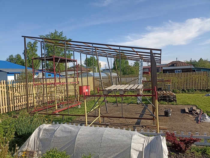 По середине три подпорки чтобы крыша не провисала, пока не установлена вся обвязка и укосины