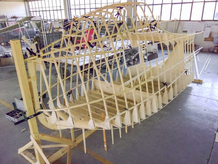 Скелетная структура первого из двух корпусов S.55X собрана в мастерской. (изображение предоставлено Филиппо Меани)