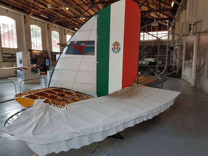 Хвостовое оперение S.55X показано здесь во время процесса обшивки руля высоты тканью. (изображение предоставлено Филиппо Меани)