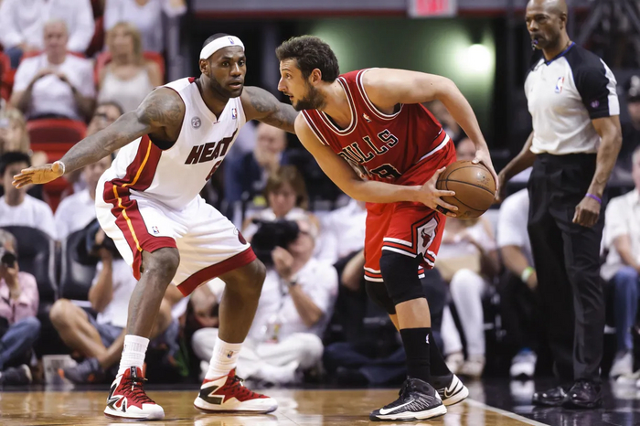 Леброн Джеймс, играет в обороне, против защитника «Чикаго Буллз» Марко Белинелли