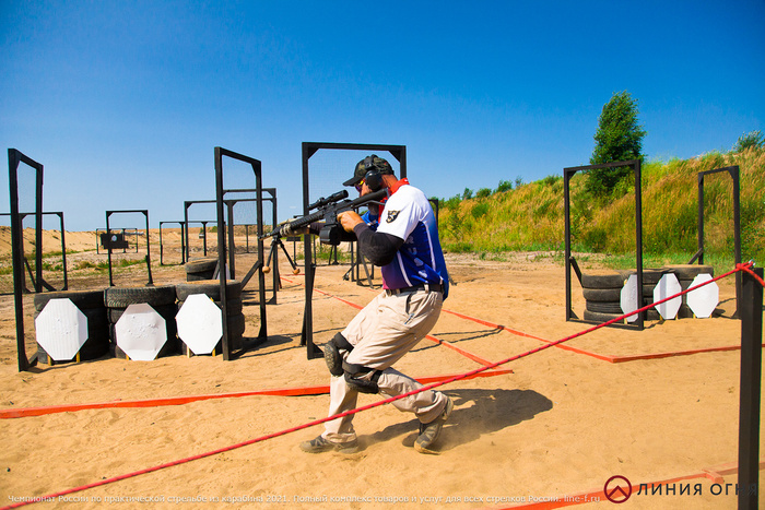 Профессиональный стрелок на упражнении.