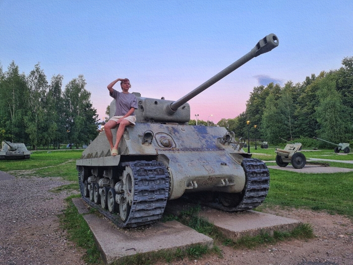 Шорты из джинсы с ворсом шила сама, футболка покупная. Позже сфотографирую, покажу