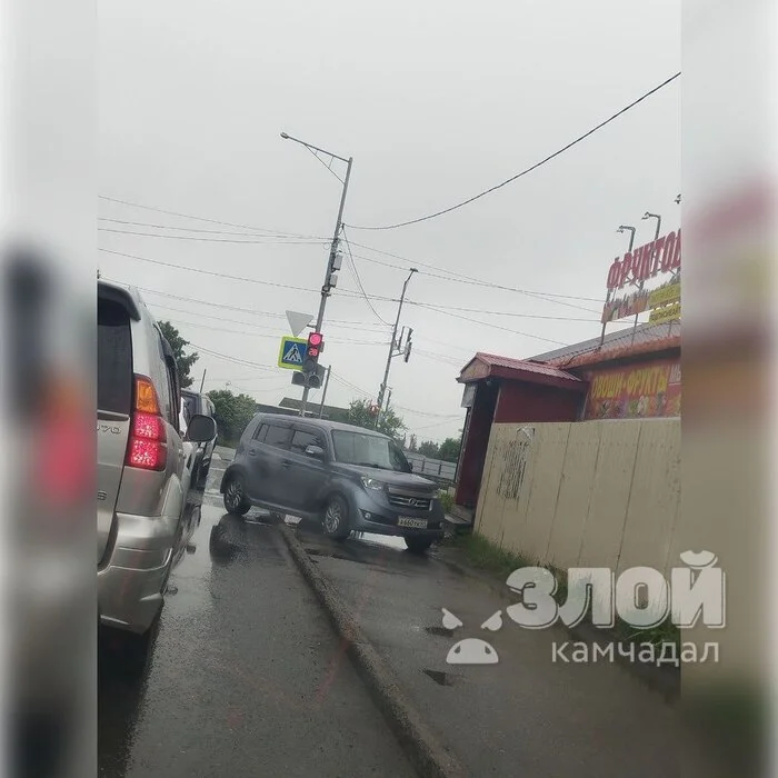 “This is how a driver parks at 26 km to go to the store.” - Kamchatka, Car, Parking, Telegram (link)