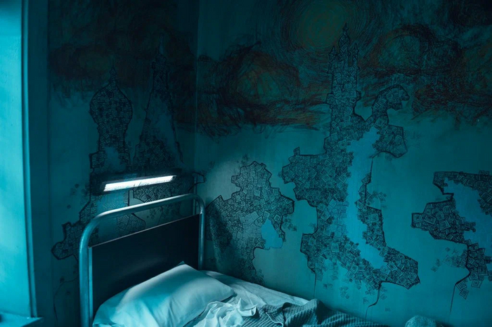 Фильм всё время пытается в ужасы, но у него это совершенно не выходит