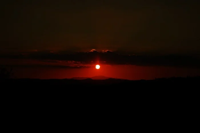 Black color of the Sun... (c) - My, Photo on sneaker, Mobile photography, Evening, Summer, Clouds, Sky