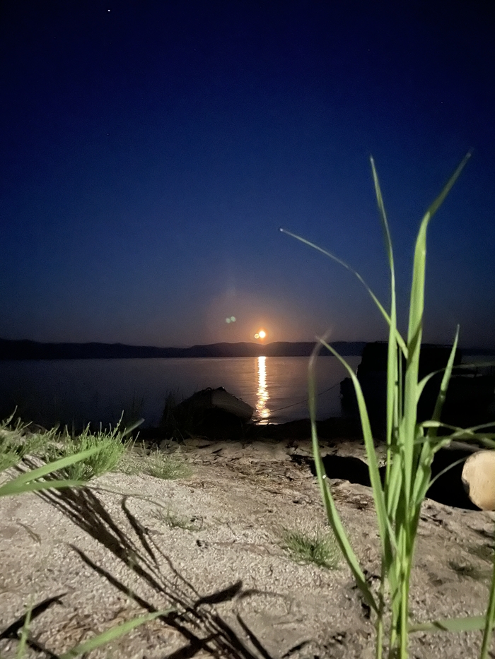 Луна над Байкалом