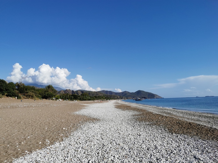 Пляж в Чиралы. Пустой, глубокий, чистейшая вода.
