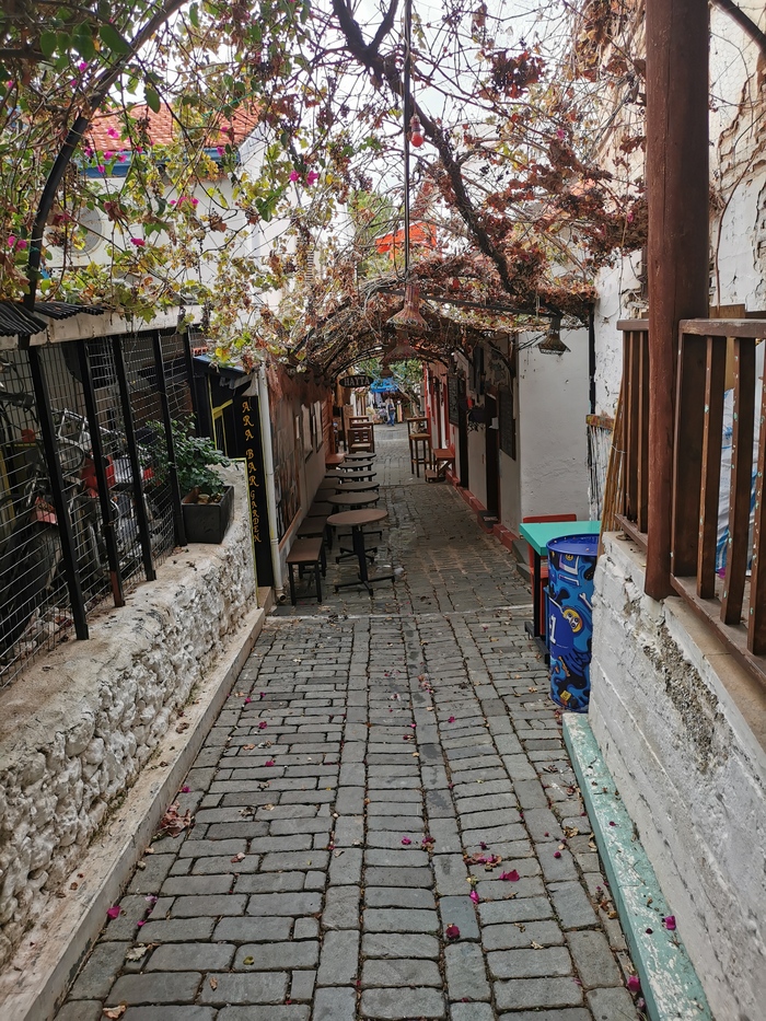 Пустая барная улица в Каше