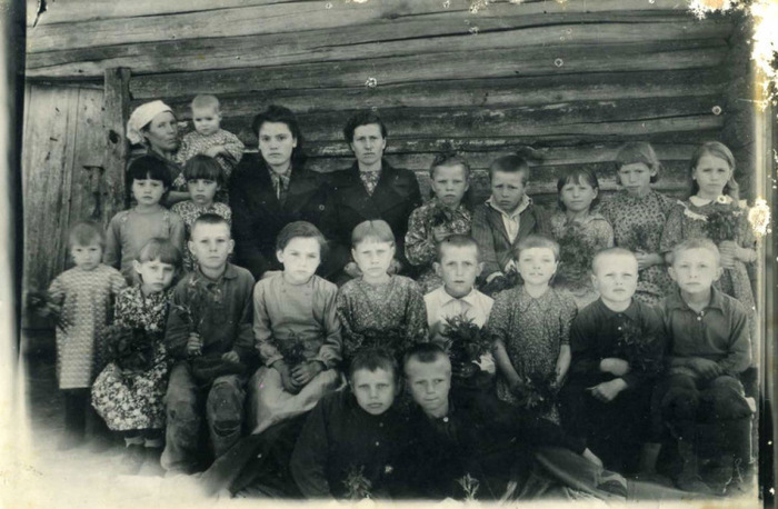 Молодая учительница в сельской школе, дата неизвестна