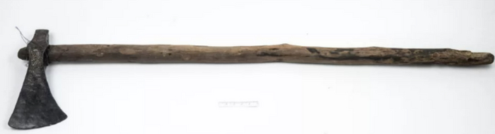 Топор. XIV в. Предмет получен в результате археологических исследований на Пятницком раскопе в городе Старая Русса в 2005 году.