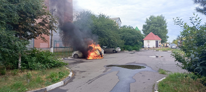 Страшное дело как быстро и мощно горят машины.