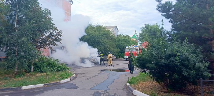Надо сказать пожарные дело своё знают и быстро справились с основным огнём.