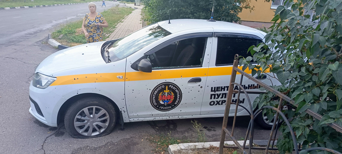 Обратите внимание: вся бочина в дырочках от осколков, пробито колесо, выбито стекло