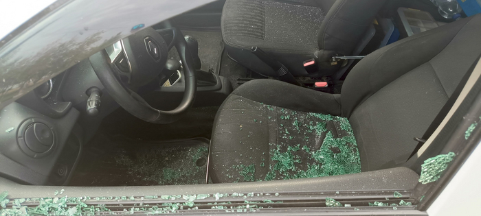 Странно машина стоит. Один из подъездов к стоянке загораживает, но есть ещё один свободный.