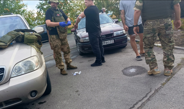 Дружинники латают единственного пострадавшего. Обделался лёгким испугом.