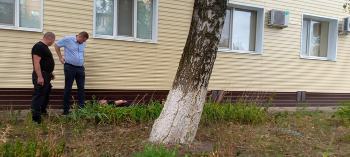 Я не знаю что это за супермен в синей рубашке, наверно участковый. В черном - сотрудник охраны из второй машины