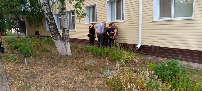 Вон как нежно его приняли. Обнимают.