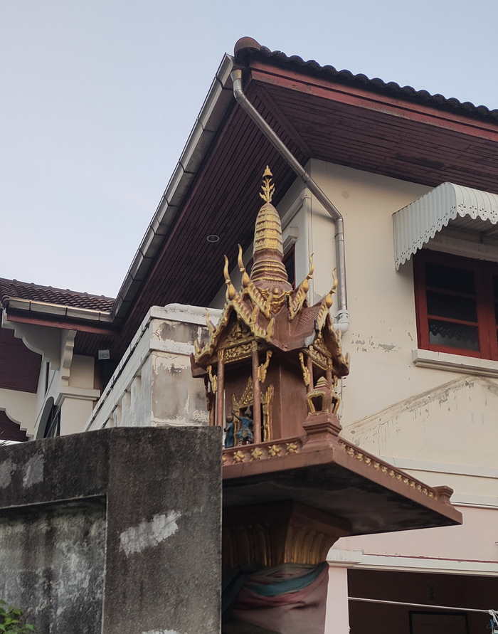 Алтарей - чуть ли не столько же, сколько растений, у каждого дома несколько штук