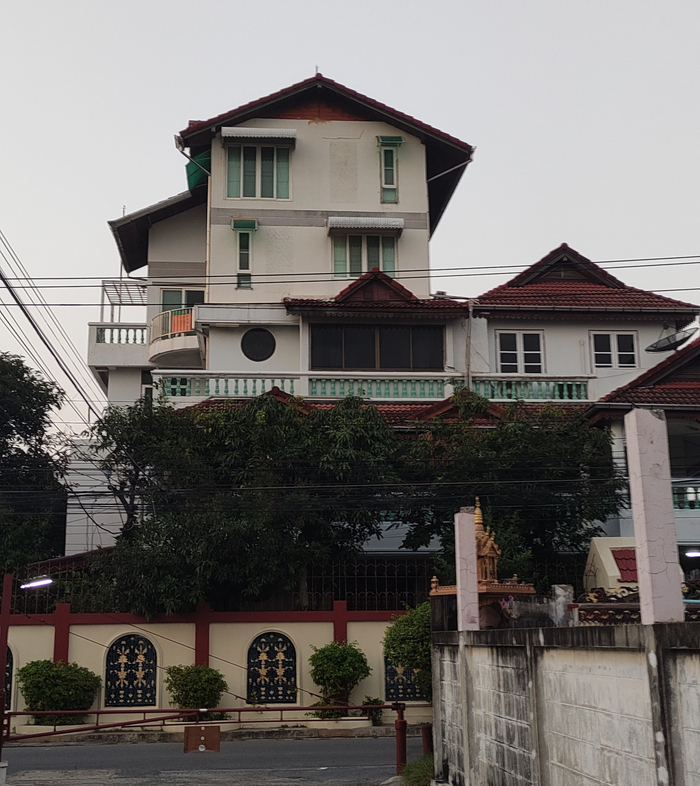 Вообще, домики в райончике были очень неплохие местами