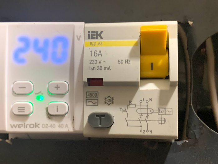 ������� �������� � ����������� � ���� ����. �� ���� �� ������ ��������� 237 � (220 � + 10%). ������ ������� ����� �� 250 �, ����� ������������ ��������� ���������...