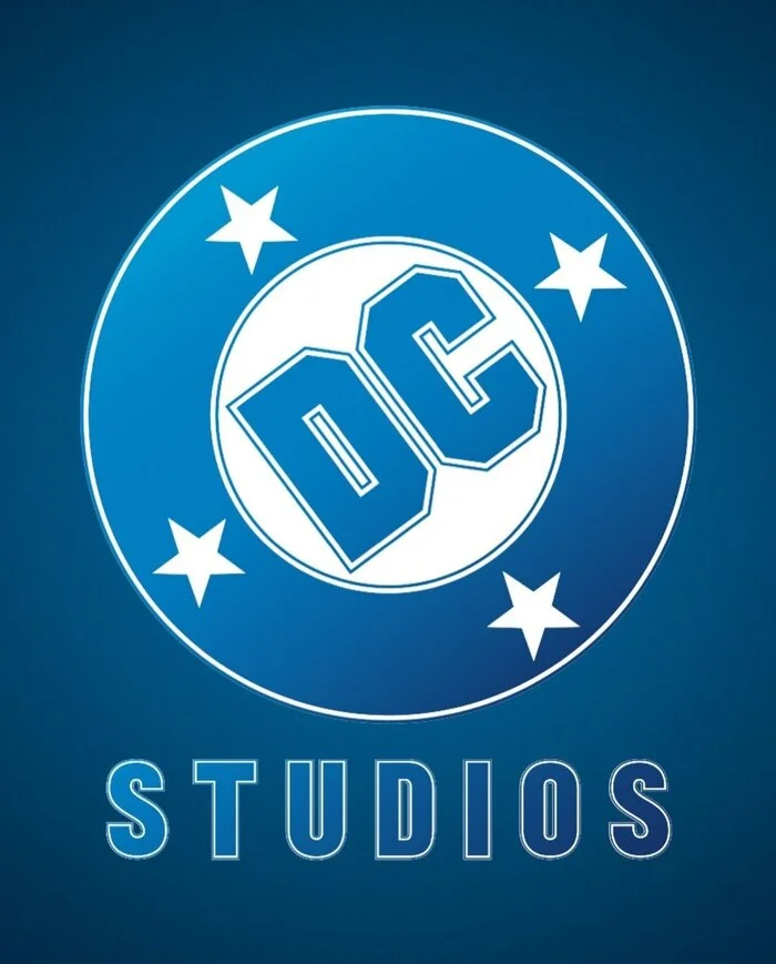 Официальный логотип DC Studios - DC Comics, Супергерои, Комиксы, Лига справедливости вселенная DC Comics, Логотип