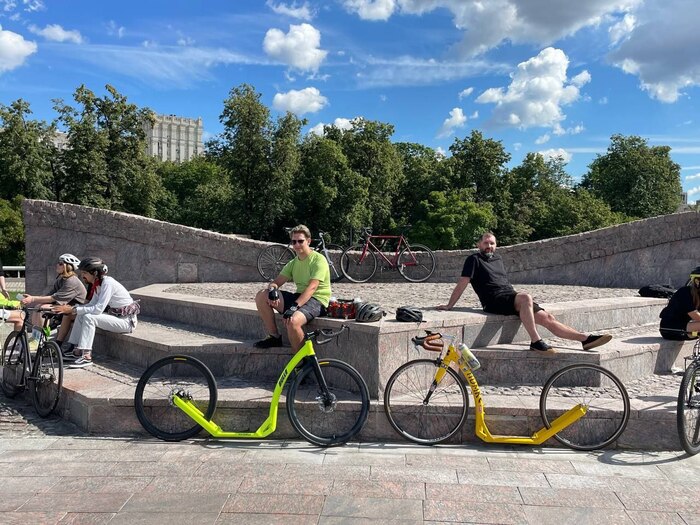 Перед коферайдом от It'sMyBike с маршрутом от Киевского вокзала. Я со своим, а хозяин жёлтого куда-то свалил.