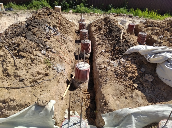 "Прямая линия" свай. Забегая немного вперед, они уже залиты.