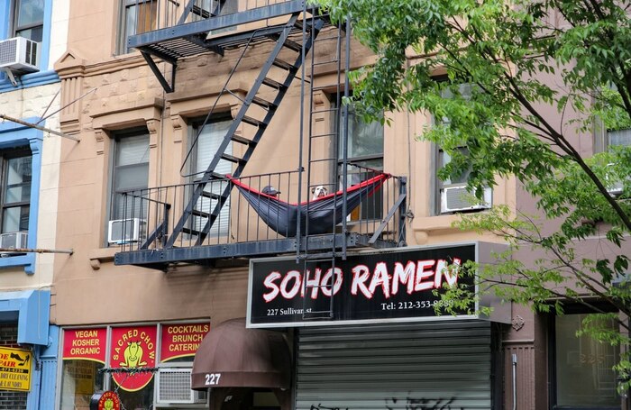 — Эх, щас бы дома оказаться, в гамаке, да с книжкой толковой... «S.T.A.L.K.E.R. Тени Чернобыля»