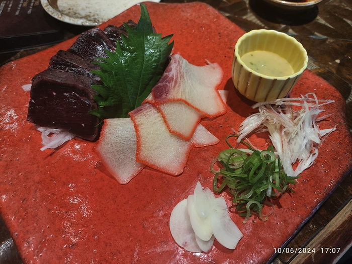 Это кит. Мясо кита и жировая часть (бекон) кита.