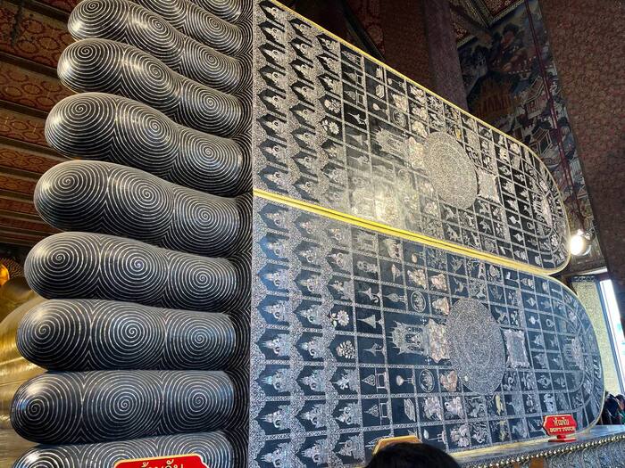 Отдельного упоминания заслуживают ступни Будды