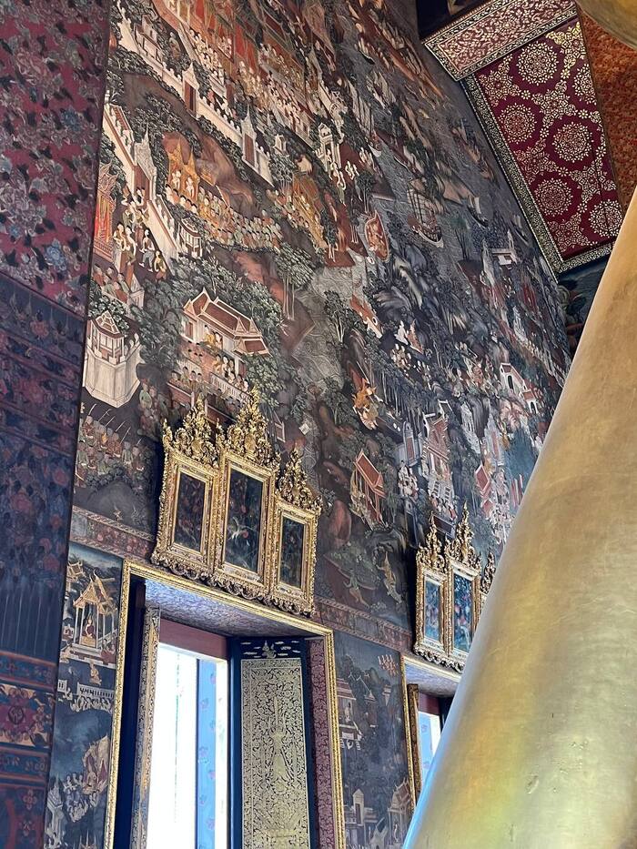 А так же роспись стен сценами из истории и легенд