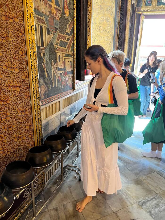 Одинаковые зеленые пакеты выдают всем посетителям на входе, они для обуви, потому что в храм можно заходить только босиком. Кстати, в Таиланде, как и в Индии, в храмах и официальных учреждениях есть дресс-код - плечи и колени должны быть прикрыты.