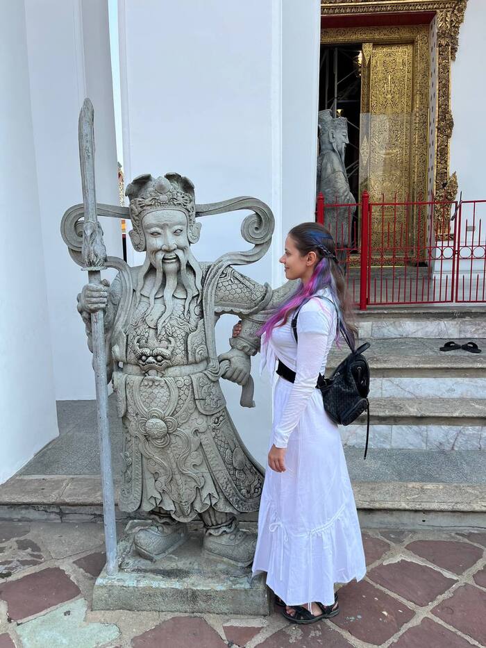 Такие ребята изначально использовались в качестве балласта на судах, этот невысокий, чуть выше меня, а были так же здоровенные, выше меня раза в два с половиной, они изображали европейцев